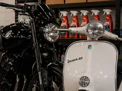 Motorrad und Vespa in der Halle von Schmid & Menke