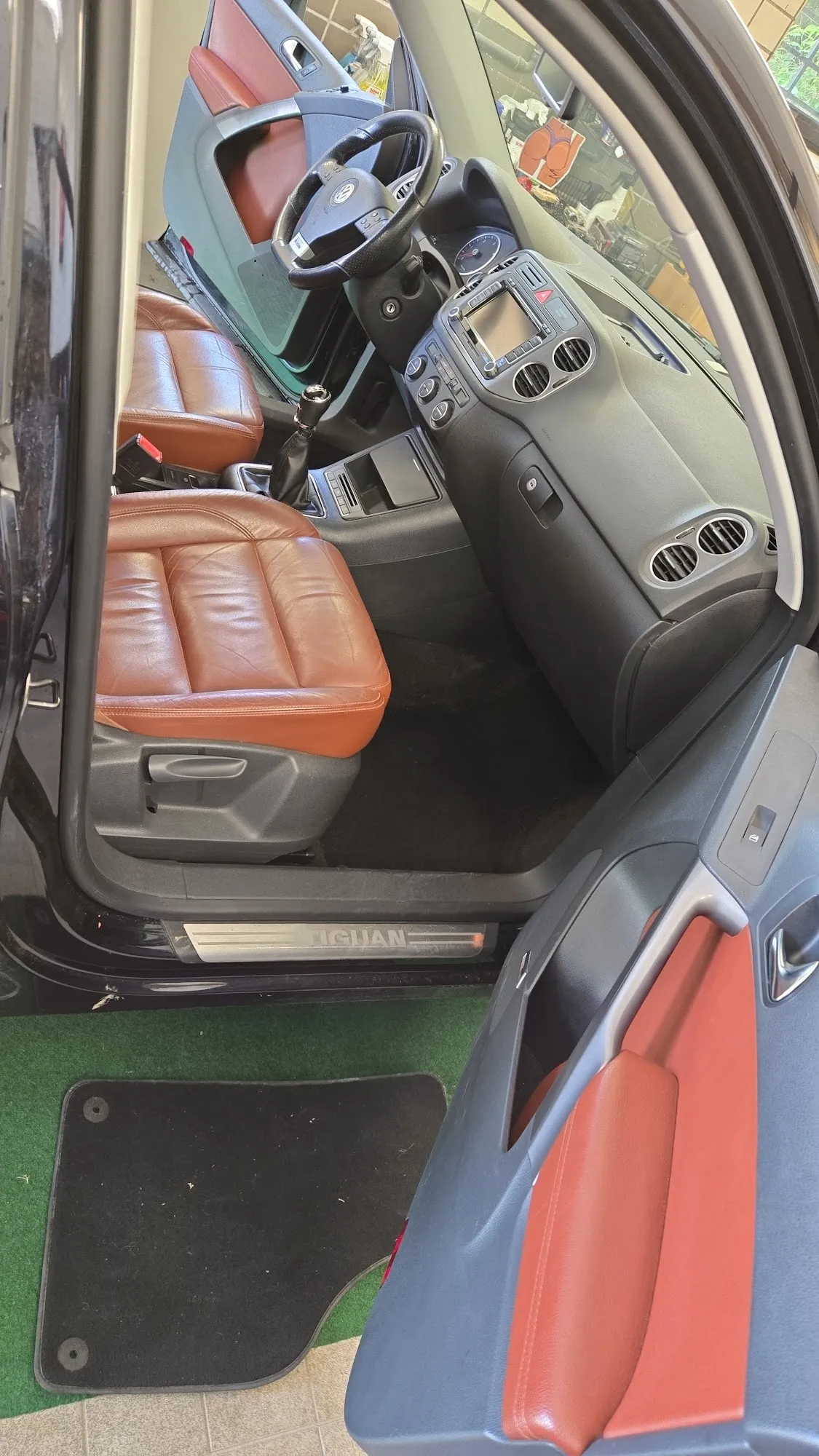 Braune Ledersitze eines VW Tiguan nach der Innenreinigung