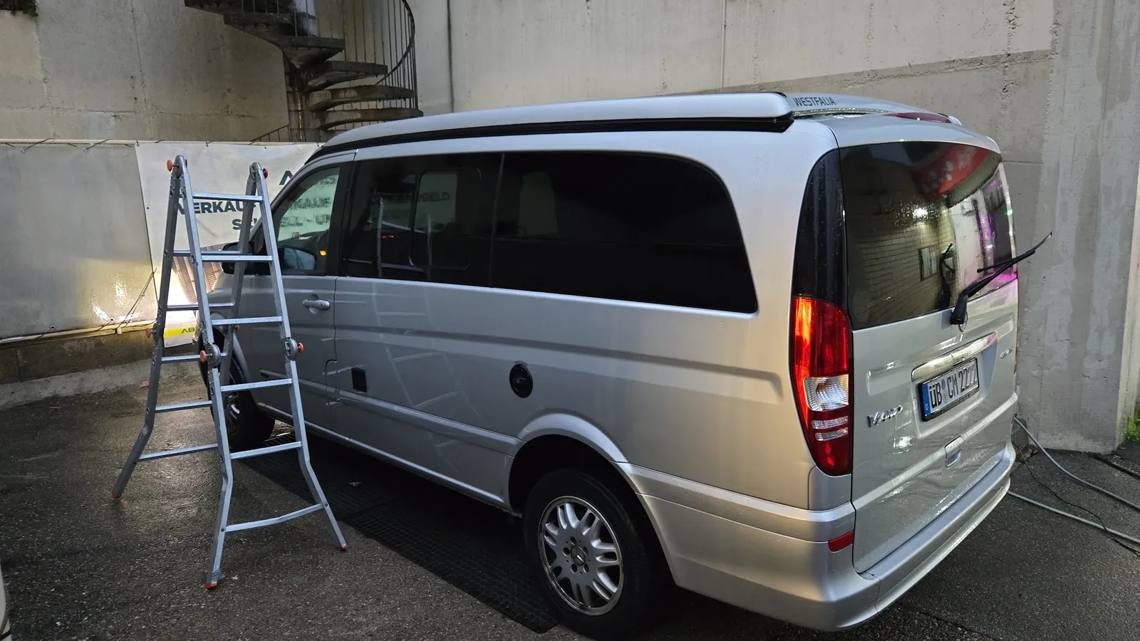 Silberne Mercedes V-Klasse Westfalia vor der Halle