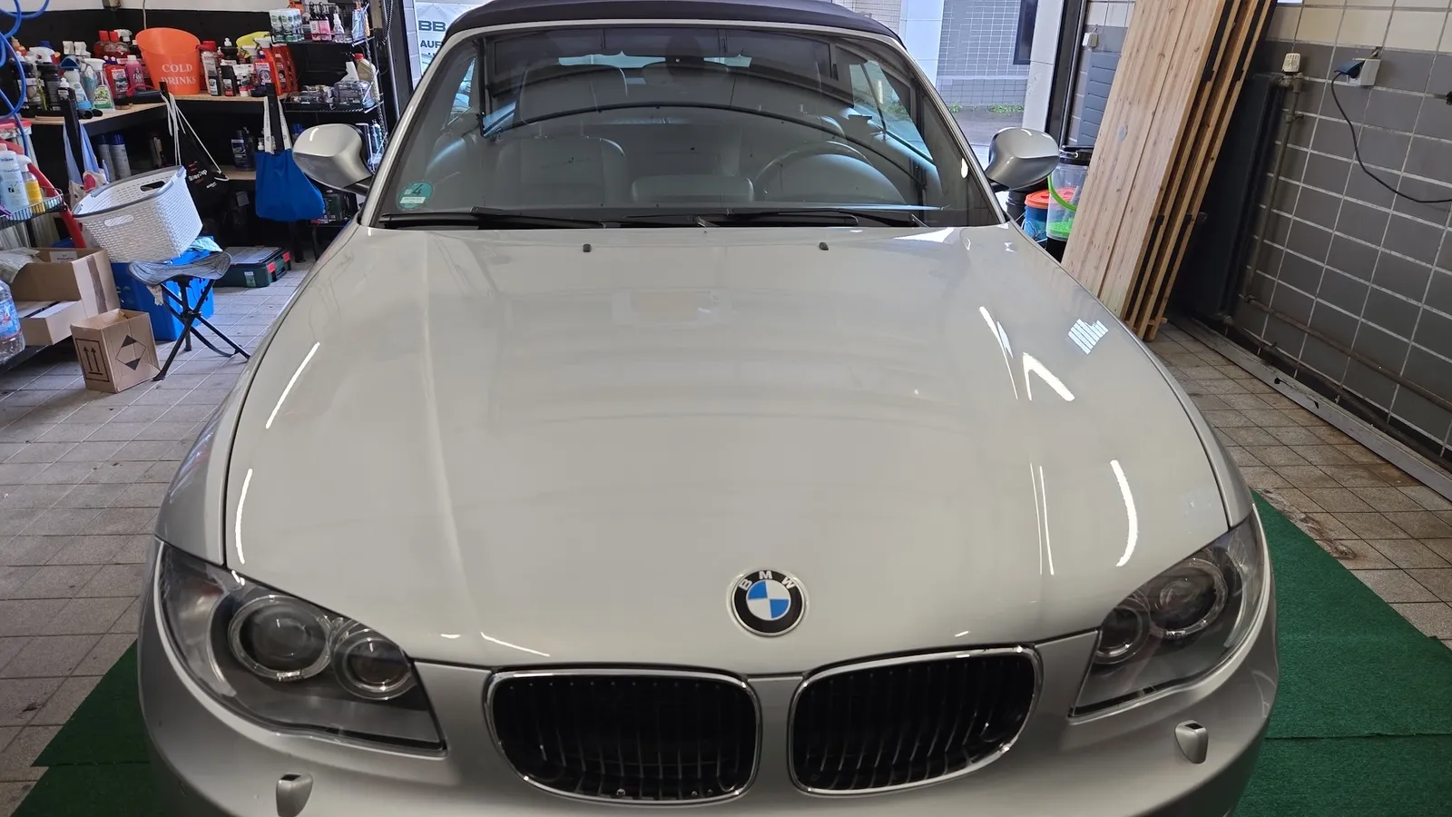 Silbernes BMW 1er Cabrio in der Aufbereitungshalle