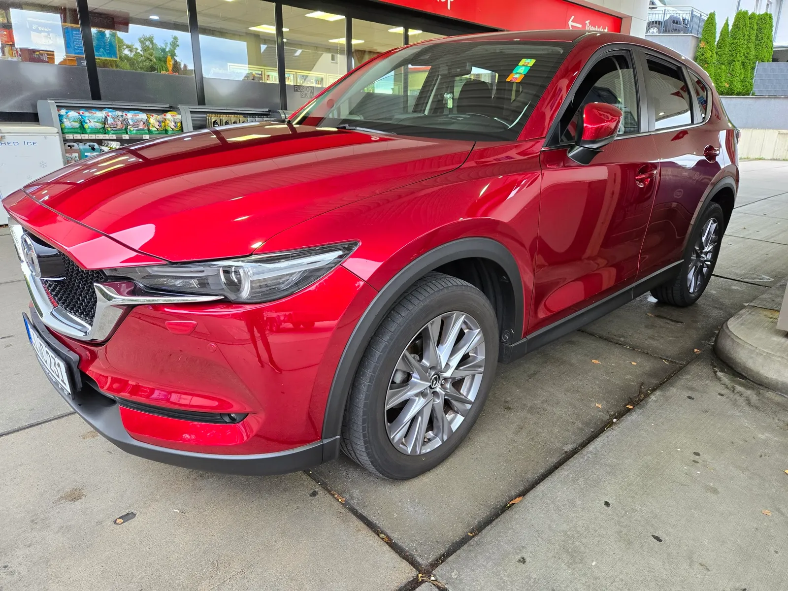 Roter Mazda CX-5 mit glänzendem Lack nach der Aufbereitung