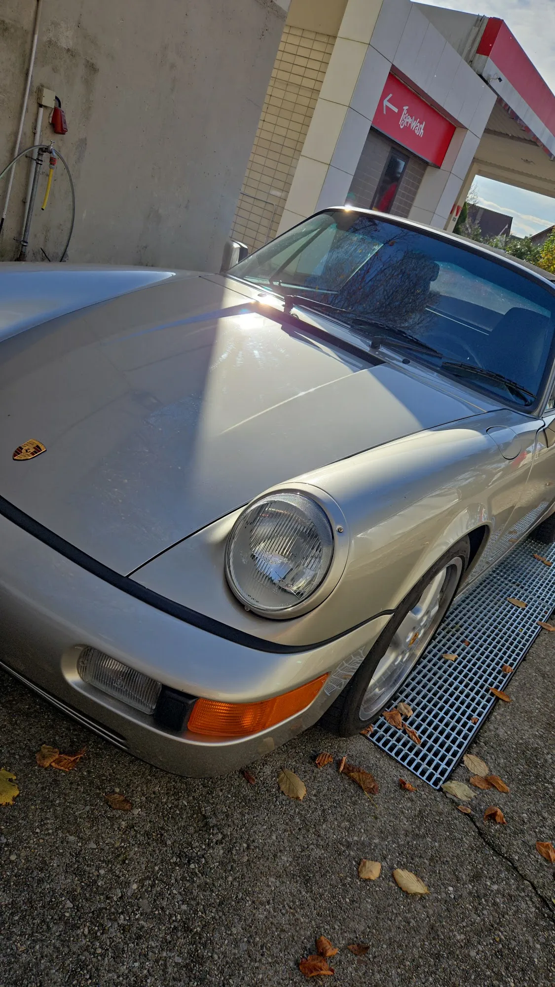 Silberner Porsche 911 in der Frontansicht